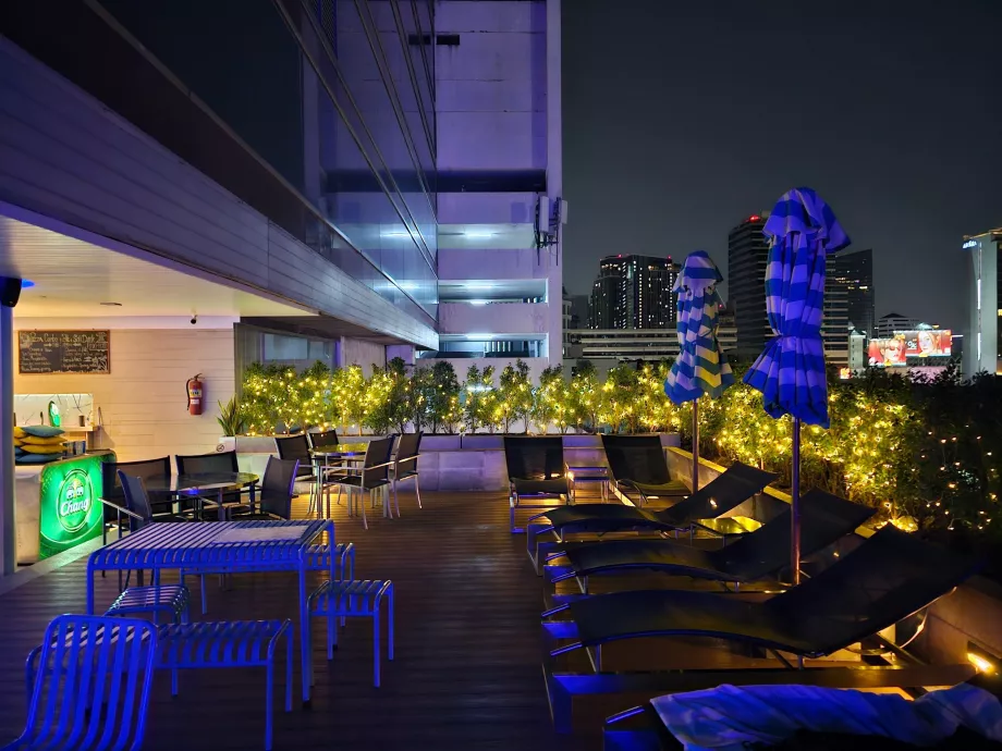 Тераса край басейна на тъмно