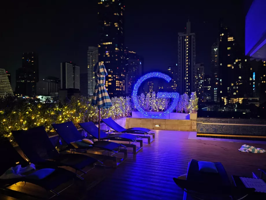 Тераса край басейна на тъмно