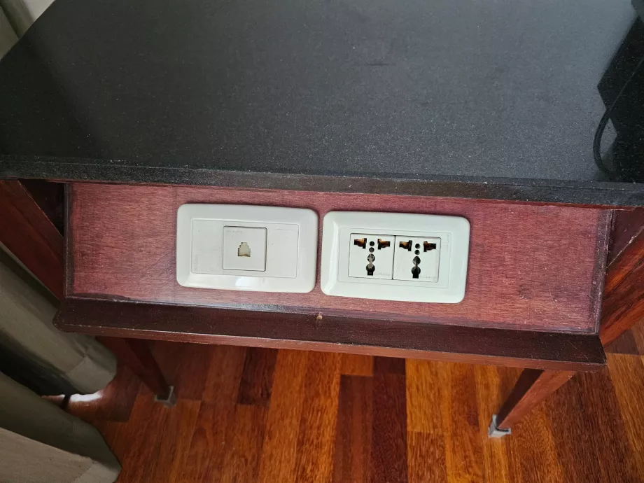 Чекмеджета на масата