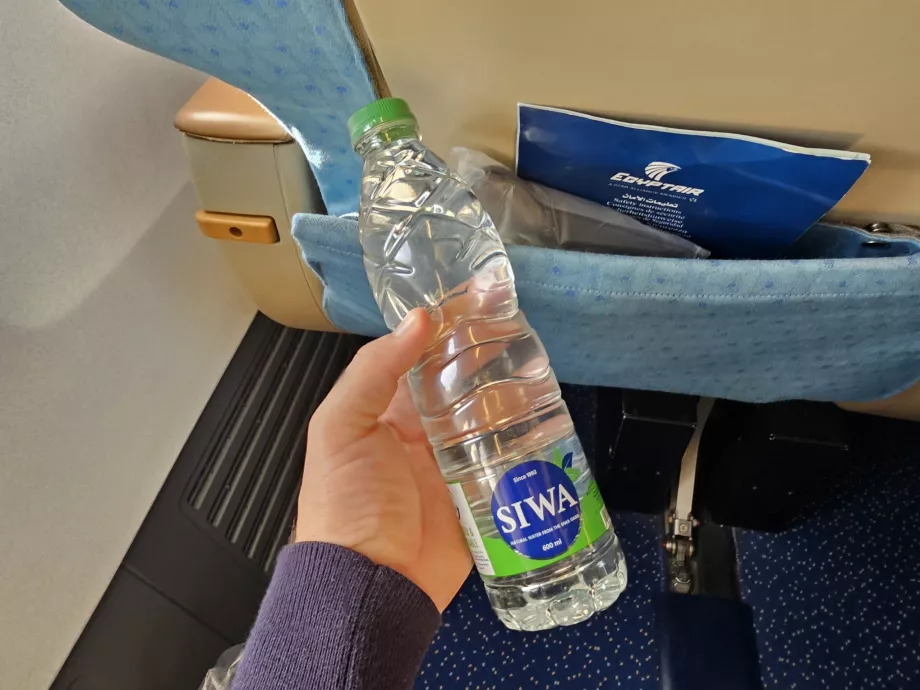 Вода в бутилка