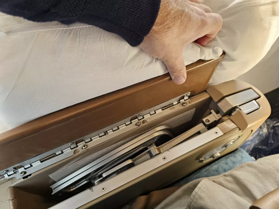 Трапезна маса в подлакътника