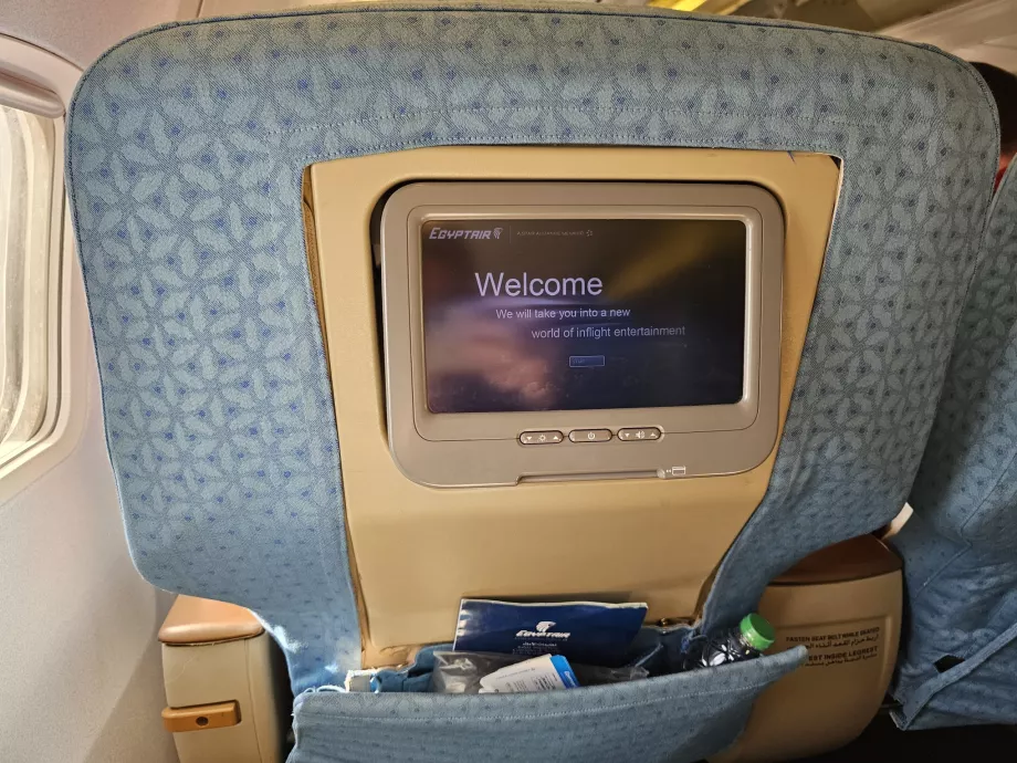 Индивидуални екрани в седалката