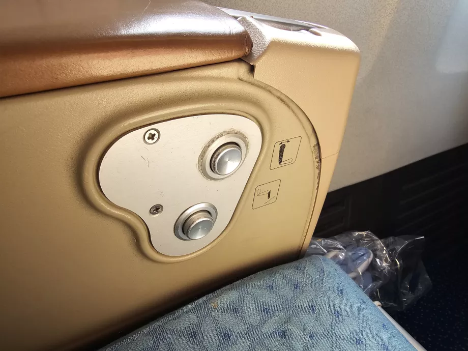 Управление на седалката и подложката за крака