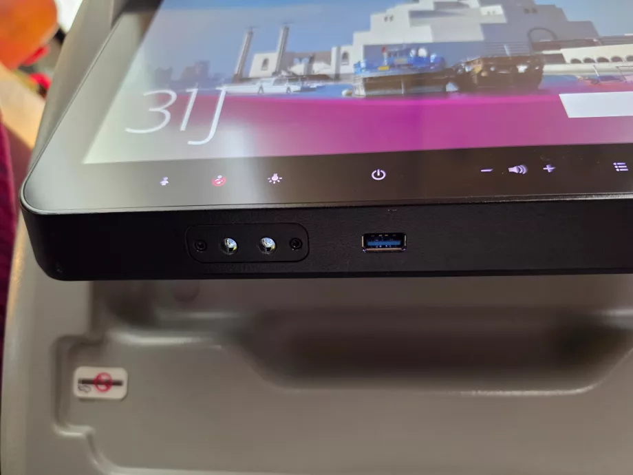 USB порт на екрана на бордовата развлекателна система (IFE)