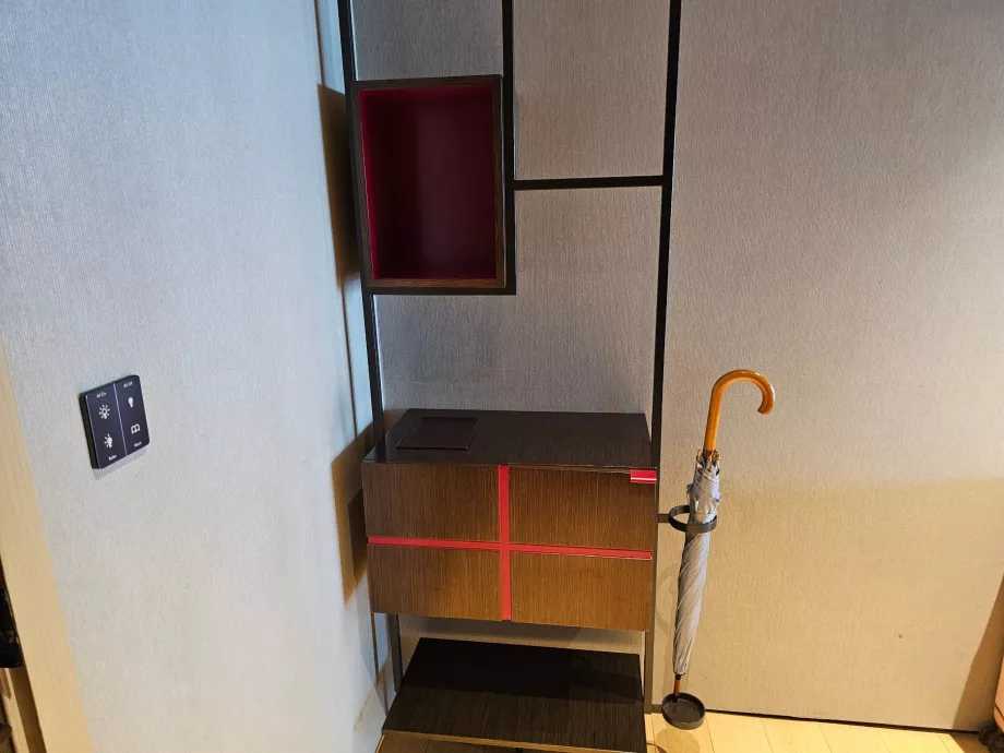 Отделения за съхранение и чадър