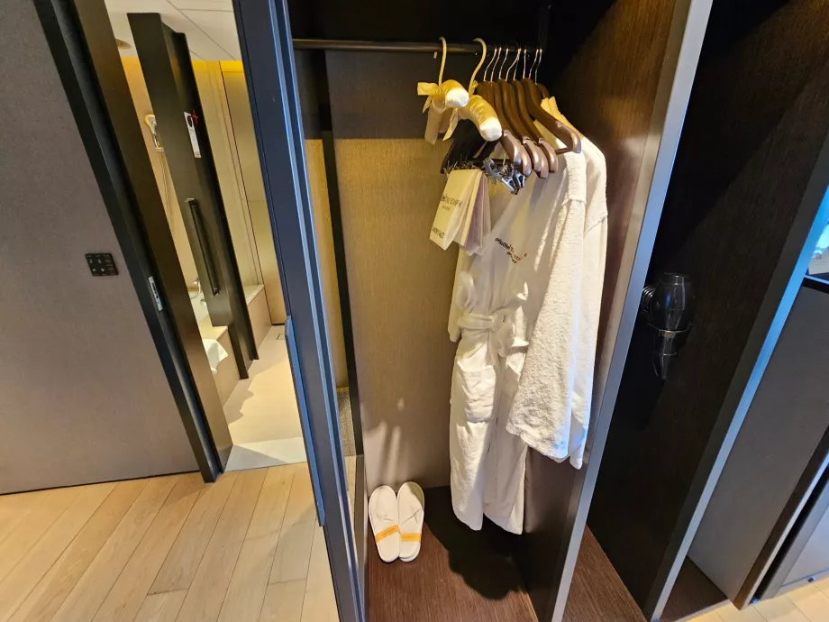 халати, чехли и сешоар