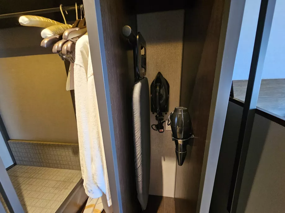 Дъска за гладене и сешоар