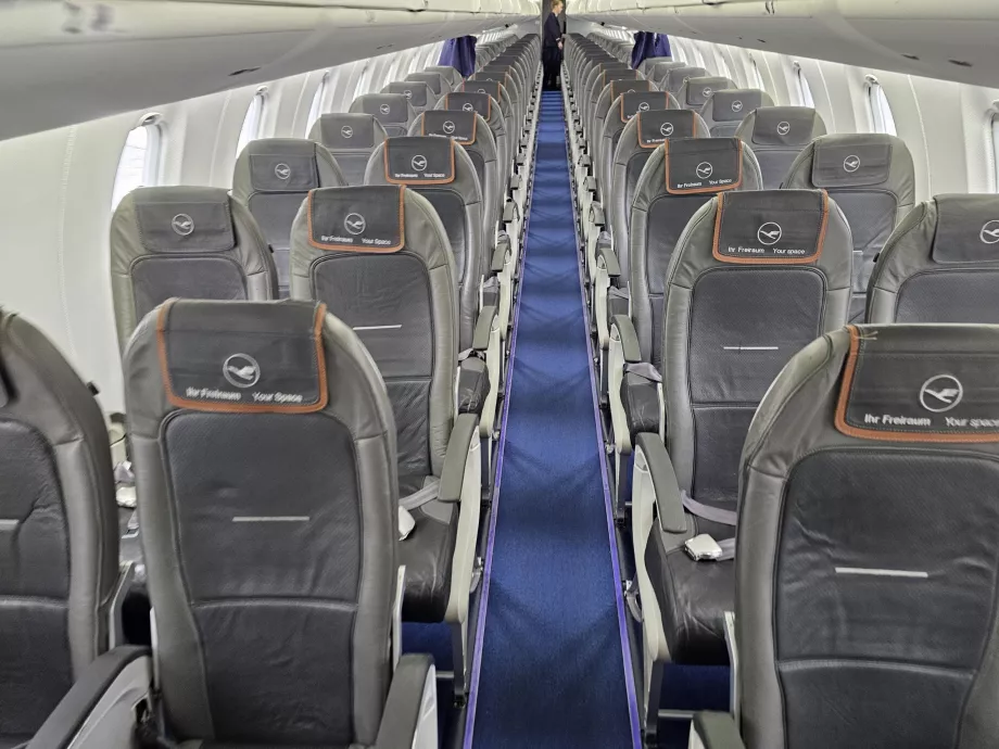 Кабина за бизнес класа, кабина за икономична класа на заден план