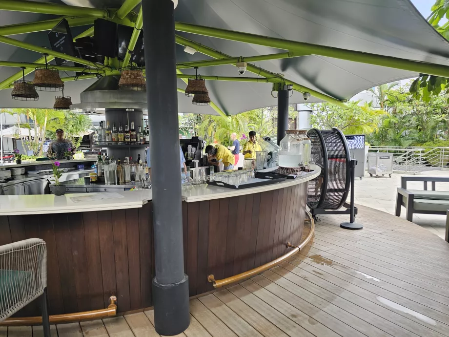 Бар край басейна