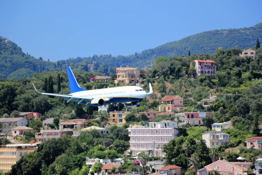 Подход към летище Corfu
