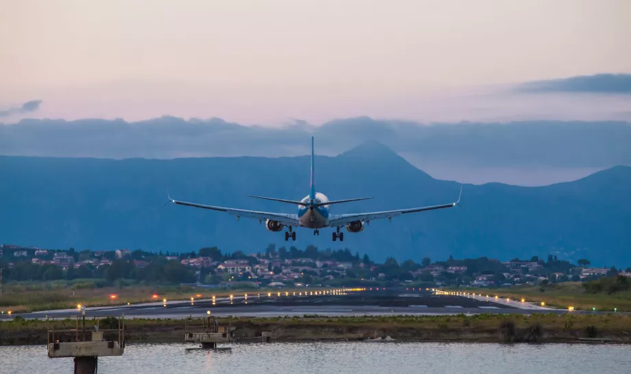 Кацане на летище Corfu Airport