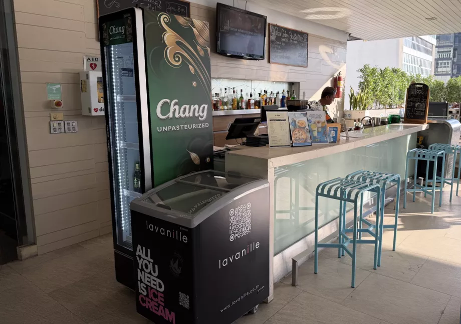 Бар край басейна