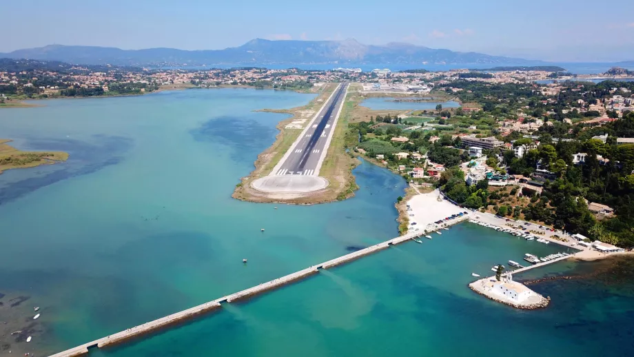 Писта за излитане и кацане на летище Corfu Airport