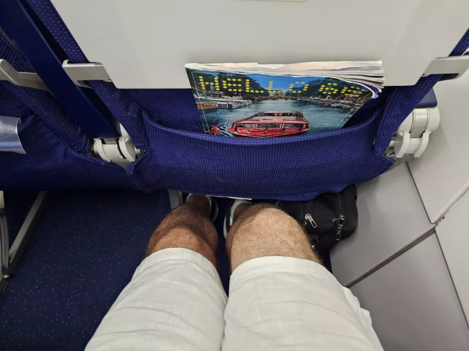 Място за краката в задната част на самолета