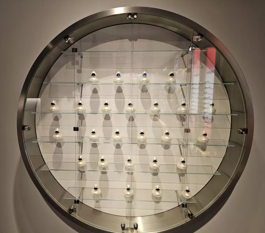 Витрина с колекционерски патици