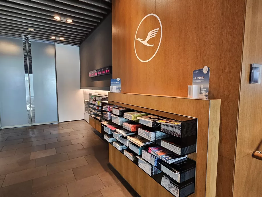 Логото на Lufthansa на входа на салона