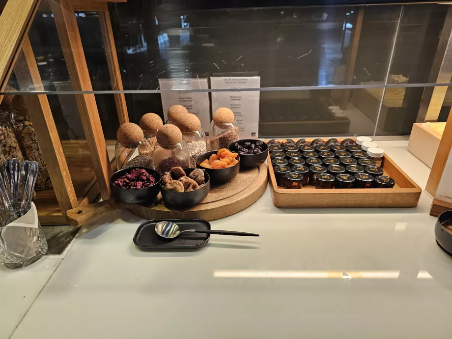 Бюфет - конфитюри и сушени плодове