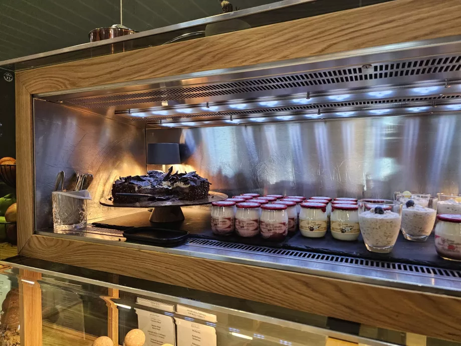 Бюфет - кисело мляко и зърнени храни