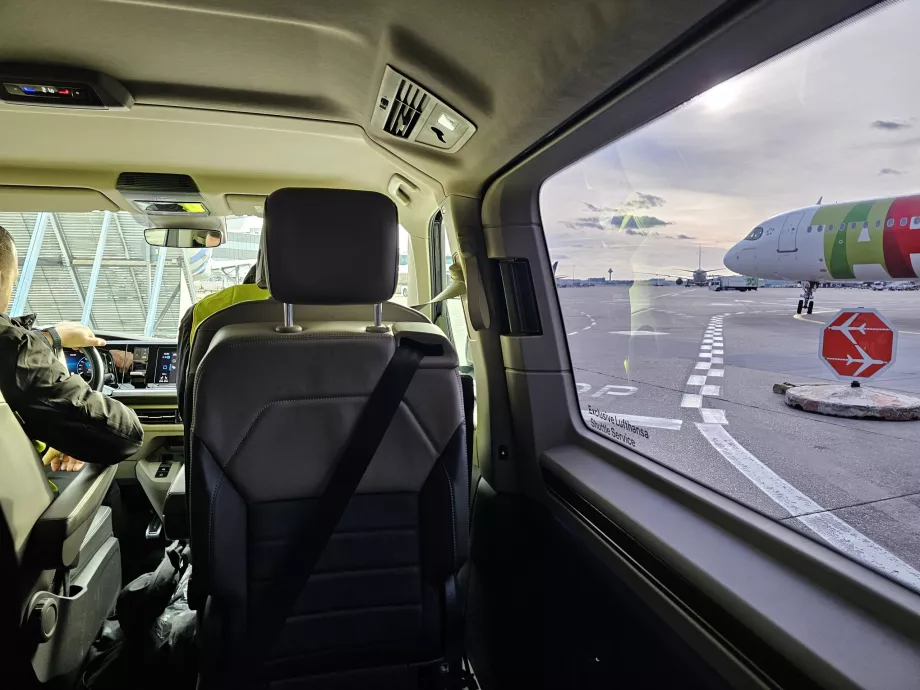 Трансфер с лимузина до самолета