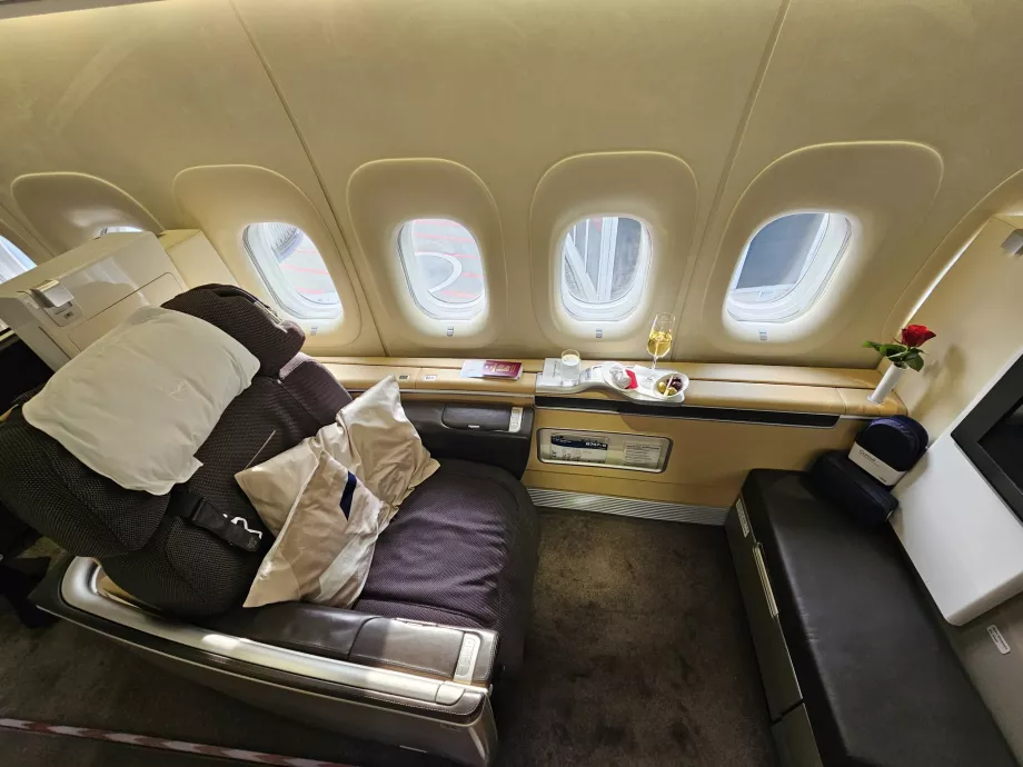 Седалка за първа класа с 2 възглавници