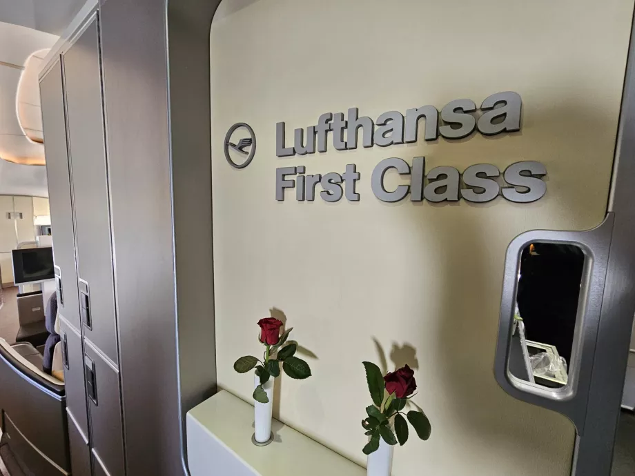 Надпис "Първа класа на Lufthansa"