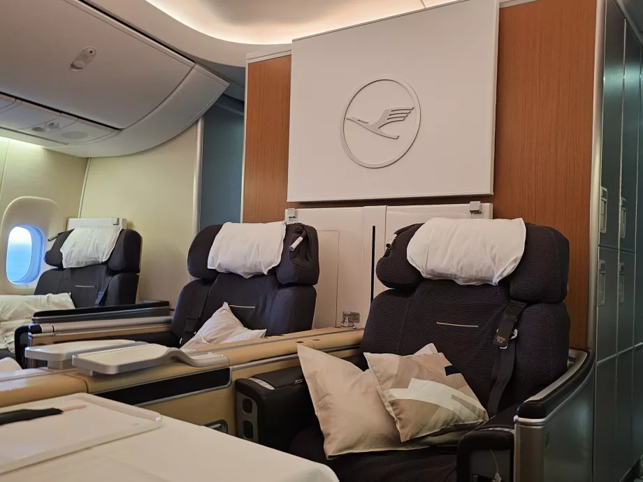 Две седалки в средата на третия ред