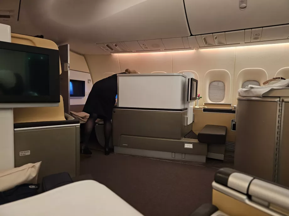 Кабина на първа класа, погледната от седалка 2А