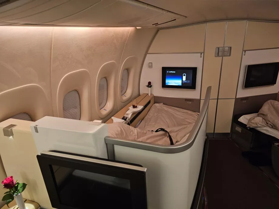 Разтегателен параван, отделящ седалката от коридора