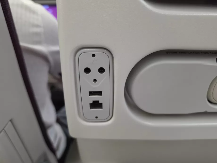 USB-A порт и конектор за Ethernet кабел