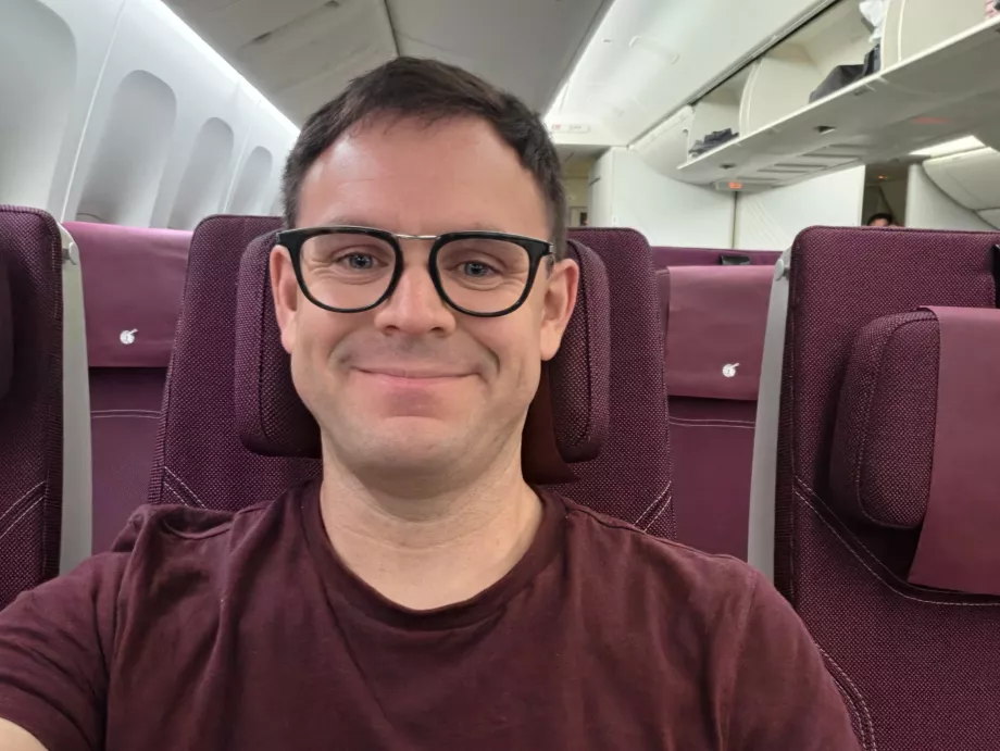 Аз в Qatar Airways (тениската ми е в същите цветове като интериора на самолета!)