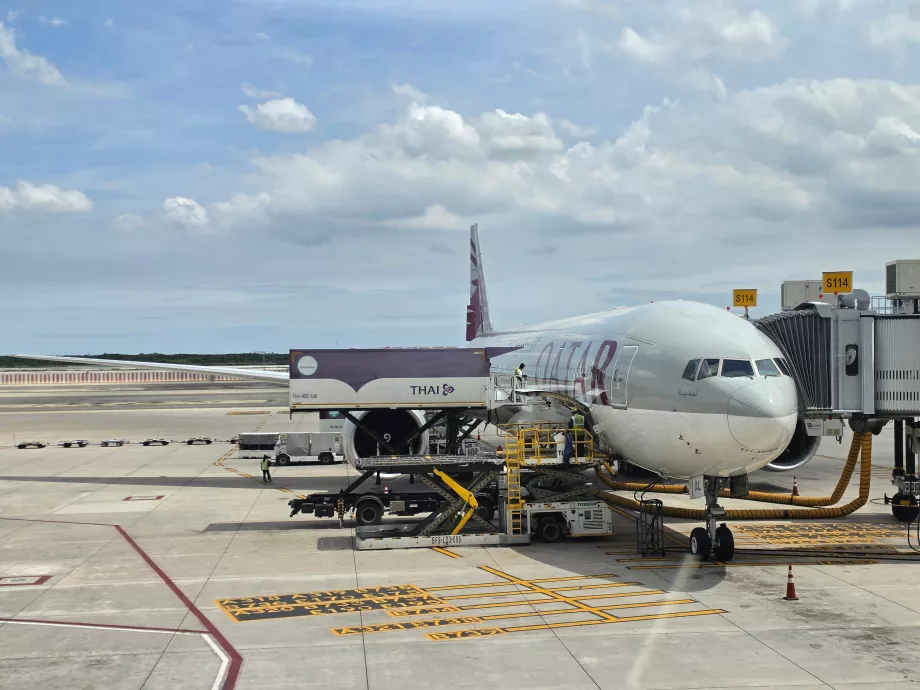 Нашият Боинг 777-300 след кацане в Банкок