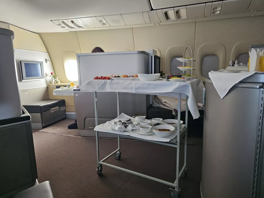 Масата за закуска и обслужването в непосредствена близост до мястото ми