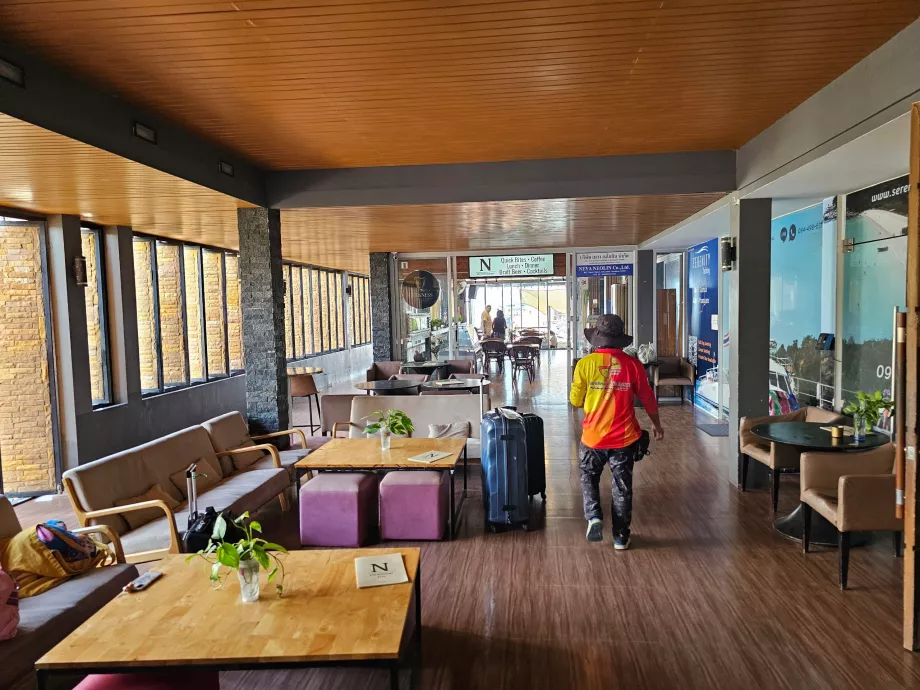 Чакалня на пристанище Petcherat Marina