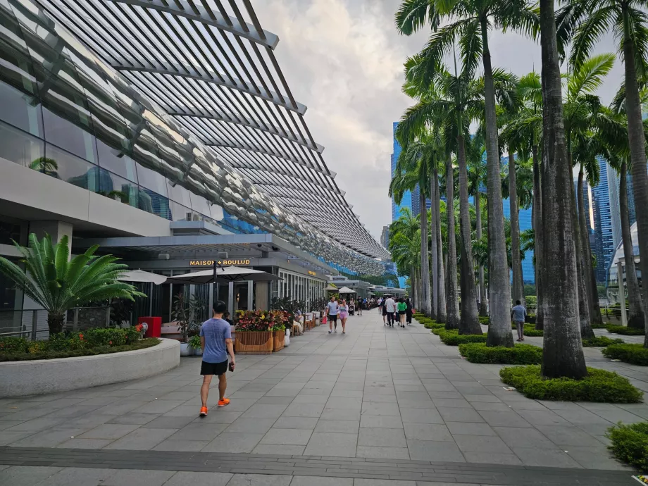 Променада пред MBS