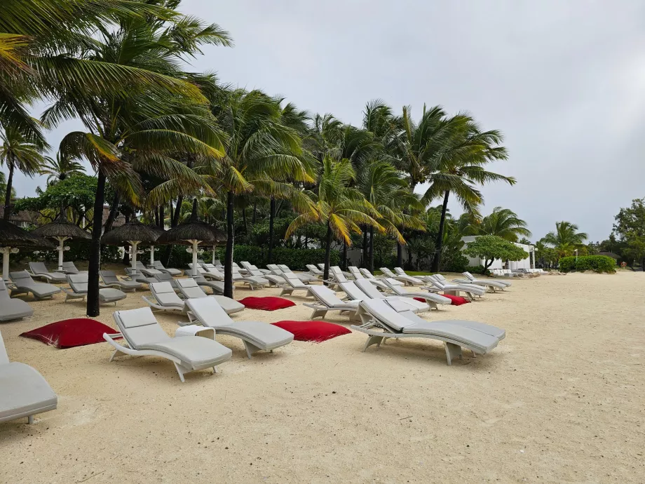 Шезлонги на плажа на хотел Veranda Palmar