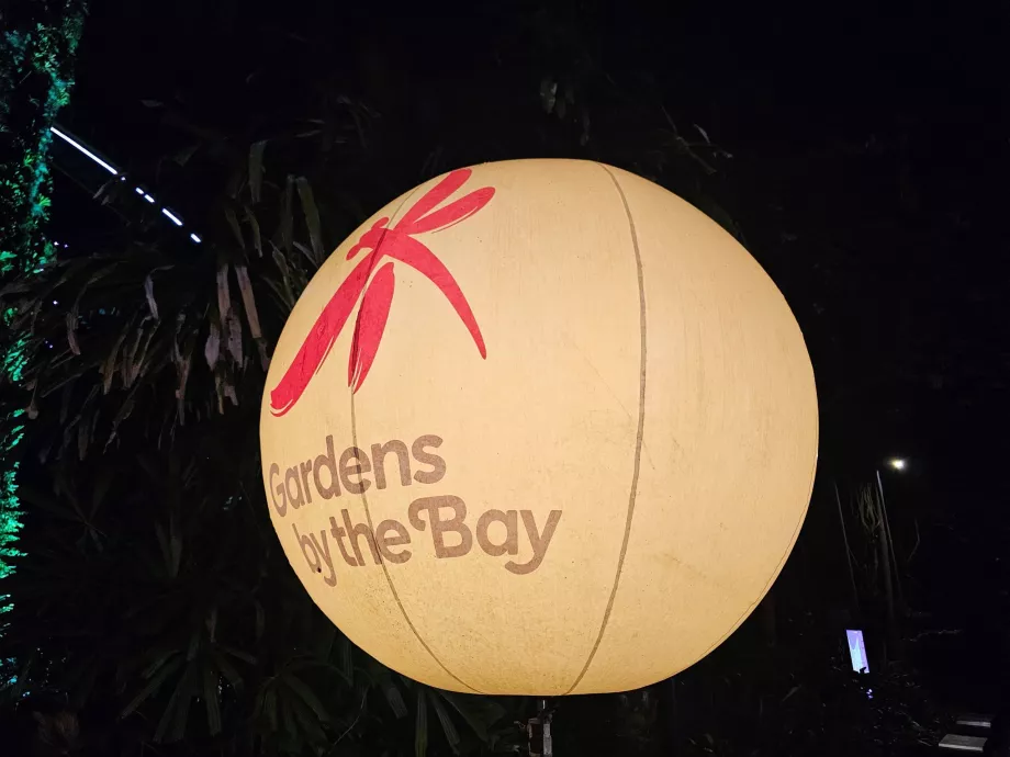 Градините край залива