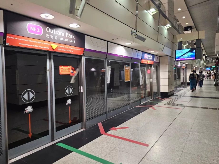 Платформа в метростанцията