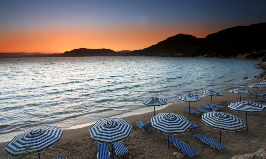 Плажът Pefkos