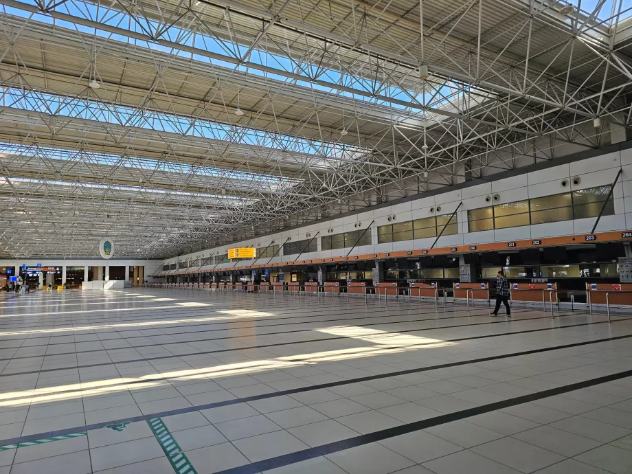Бюра за регистрация на пътници в Терминал 2