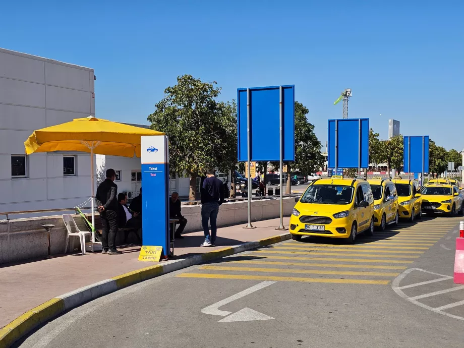 Таксиметрова стоянка пред Терминал 2