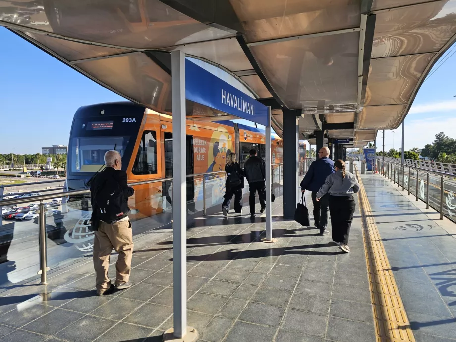 Трамвайна спирка пред Терминал 1