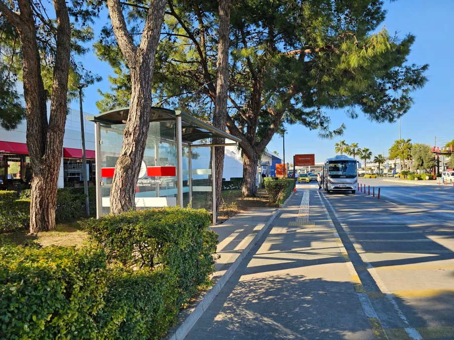 Спирка на градския автобус пред Терминал 1