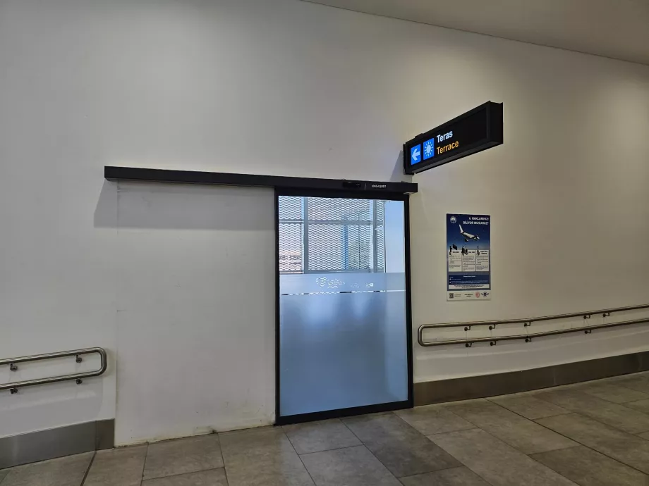 Тераса за пушене след проверка за сигурност