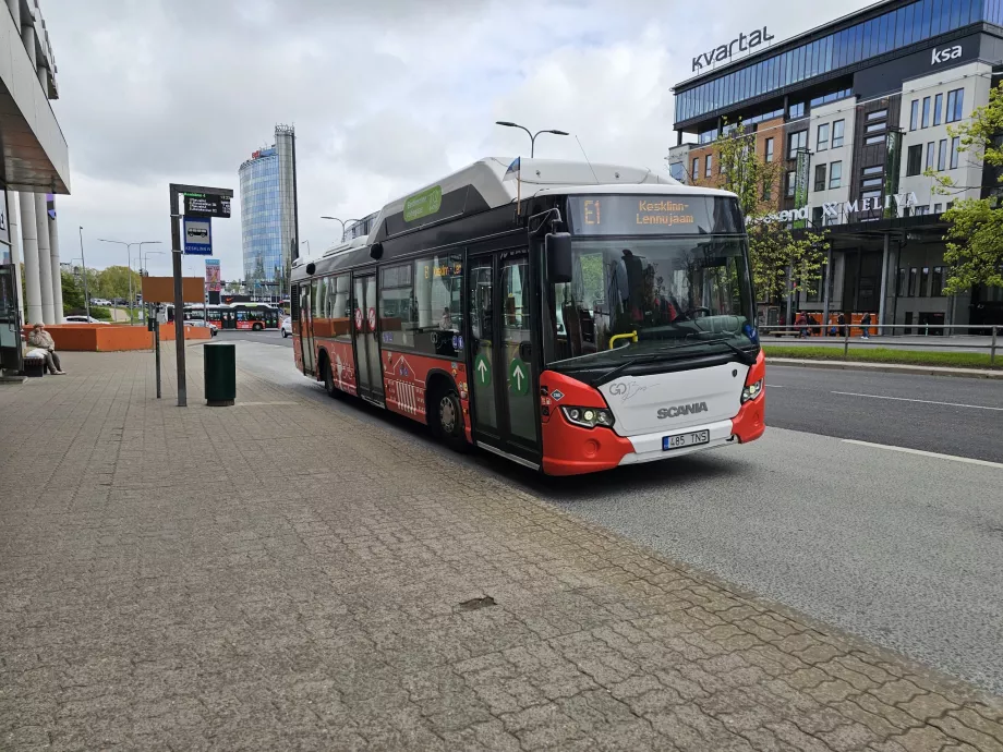 Автобусна спирка E1 в центъра на града