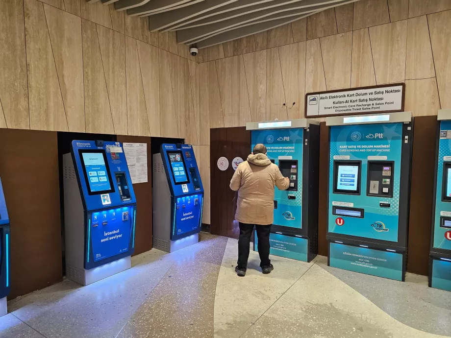 Сини машини вляво - Istanbulkart; сини машини вдясно - карта PTT