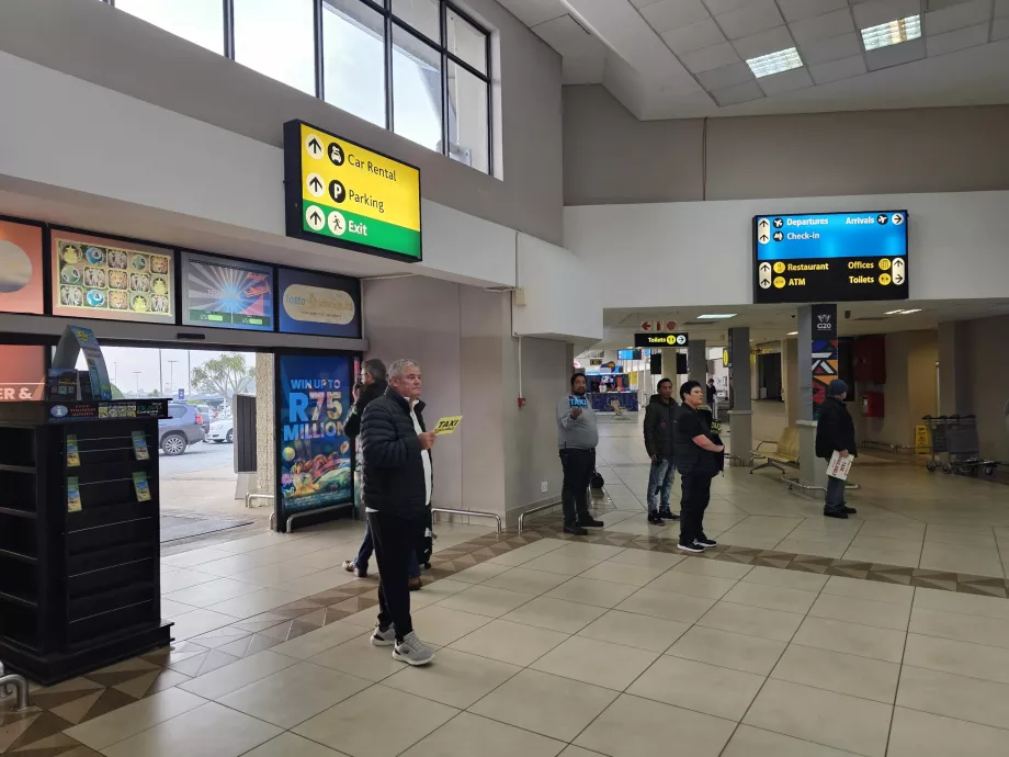 Таксиметрови шофьори в залата за пристигащи