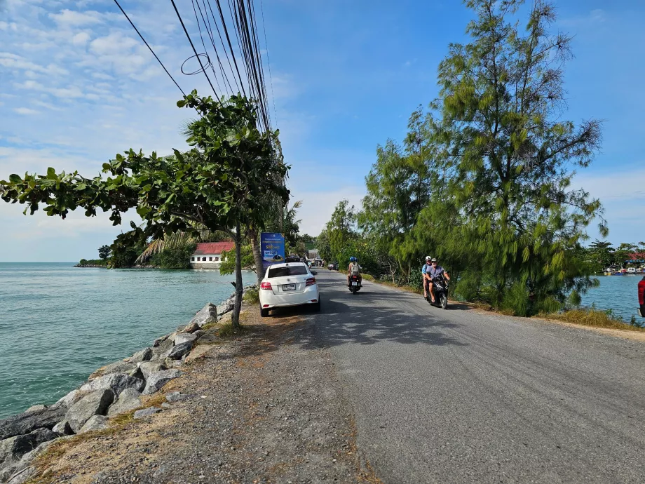 Пътят до Wat Phra Yai и паркинг