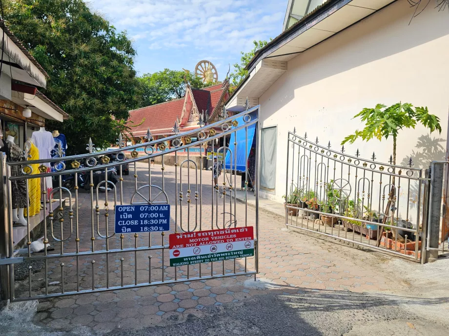 Wat Phra Yai, работно време