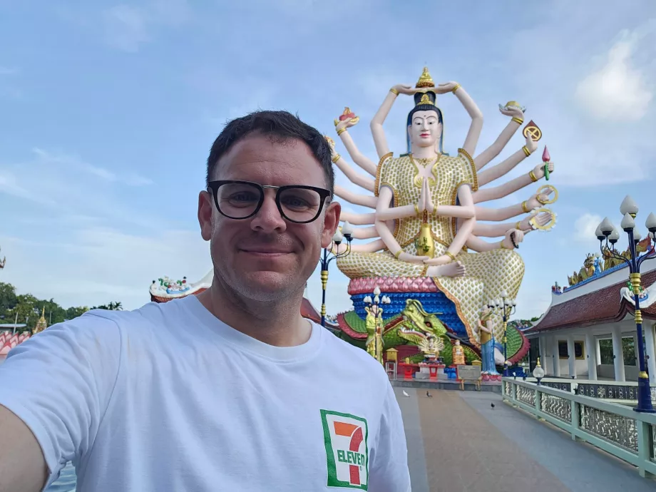 Аз в Wat Plai Laem