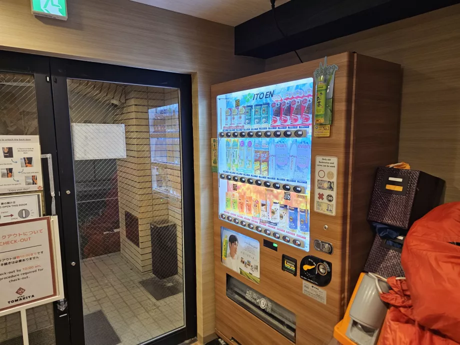 Вендинг автомат на първия етаж